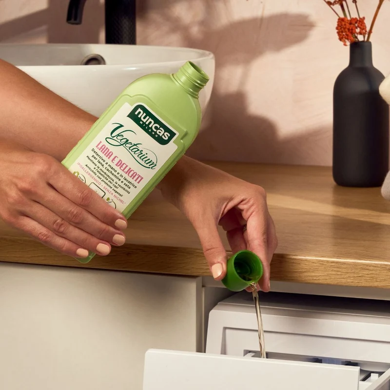 Vegetarium Detersivo a Mano e in Lavatrice Lana e Delicati - 500ml
