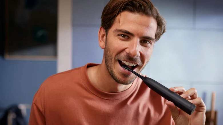Philips 5300 Series Sonicare spazzolino elettrico sonico con base di ricarica e custodia, 2 livelli di intensità, sensore di pressione confezione da 1 spazzolino bianco e 1 spazzolino nero H