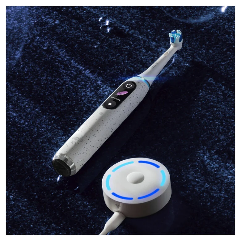 Oral-B iO Spazzolino Elettrico Ricaricabile 10 Bianco,1 Testina, 1 Custodia Da Viaggio ricaricabile, 1 Caricatore Sense
