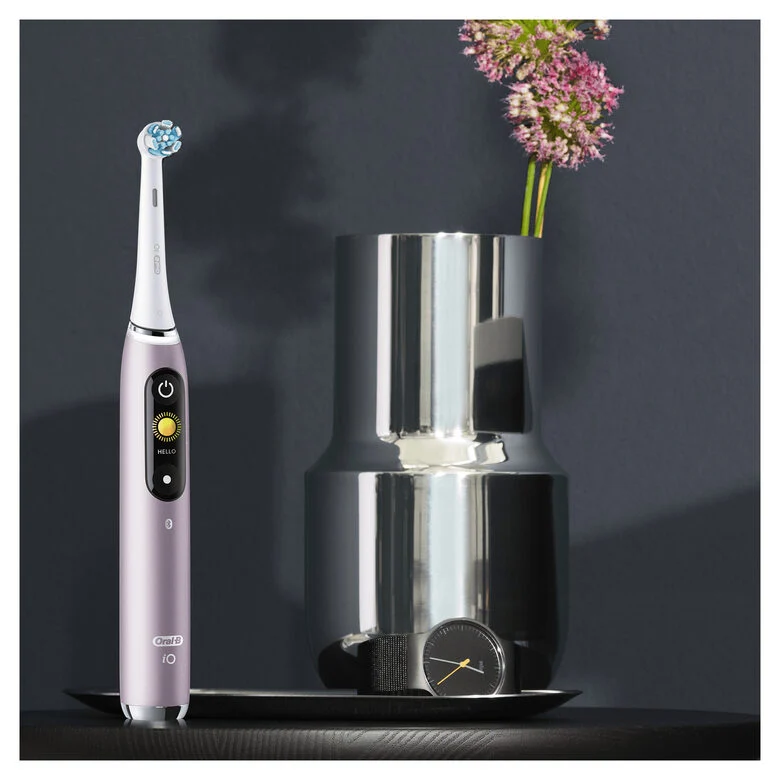Oral-B iO - 9n - Spazzolino Elettrico Ricaricabile, 1 Spazzolino Rosa Esclusivo Con Tecnologia Magnetica Rivoluzionaria, Display A Colori, 1 Testina, 1 Custodia Da Viaggio Con Caricatore