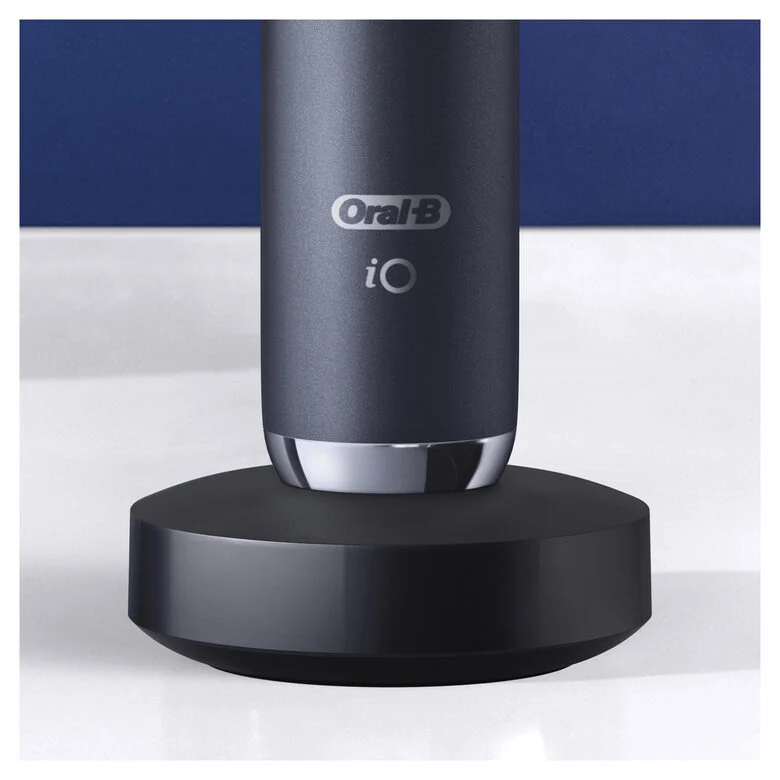 Oral-B iO - 9n - Spazzolino Elettrico Ricaricabile, 1 Spazzolino Nero Esclusivo Con Tecnologia Magnetica Rivoluzionaria, Display A Colori, 1 Testina, 1 Custodia Da Viaggio Con Caricatore