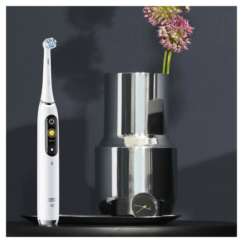 Oral-B iO - 9n - Spazzolino Elettrico Ricaricabile, 1 Spazzolino Bianco Esclusivo Con Tecnologia Magnetica Rivoluzionaria, Display A Colori, 1 Testina, 1 Custodia Da Viaggio Con Caricatore