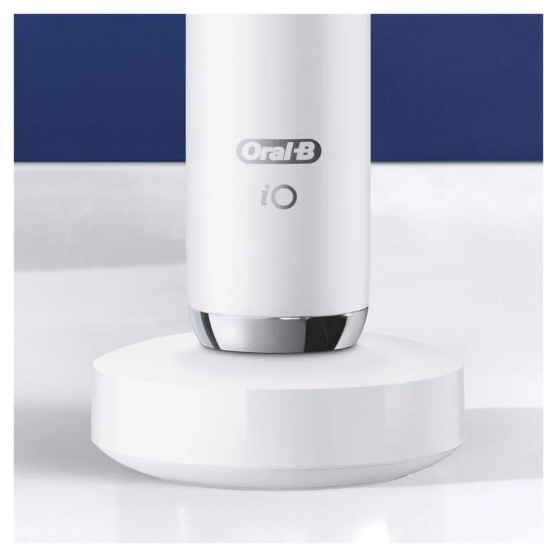 Oral-B iO - 9n - Spazzolino Elettrico Ricaricabile, 1 Spazzolino Bianco Esclusivo Con Tecnologia Magnetica Rivoluzionaria, Display A Colori, 1 Testina, 1 Custodia Da Viaggio Con Caricatore