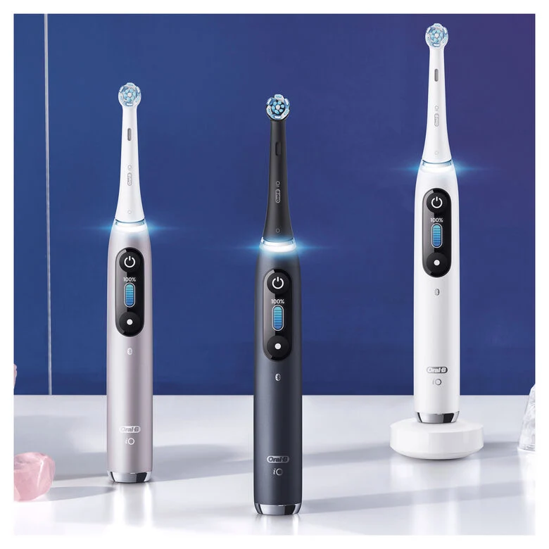 Oral-B iO - 9n - Spazzolino Elettrico Ricaricabile, 1 Spazzolino Bianco Esclusivo Con Tecnologia Magnetica Rivoluzionaria, Display A Colori, 1 Testina, 1 Custodia Da Viaggio Con Caricatore