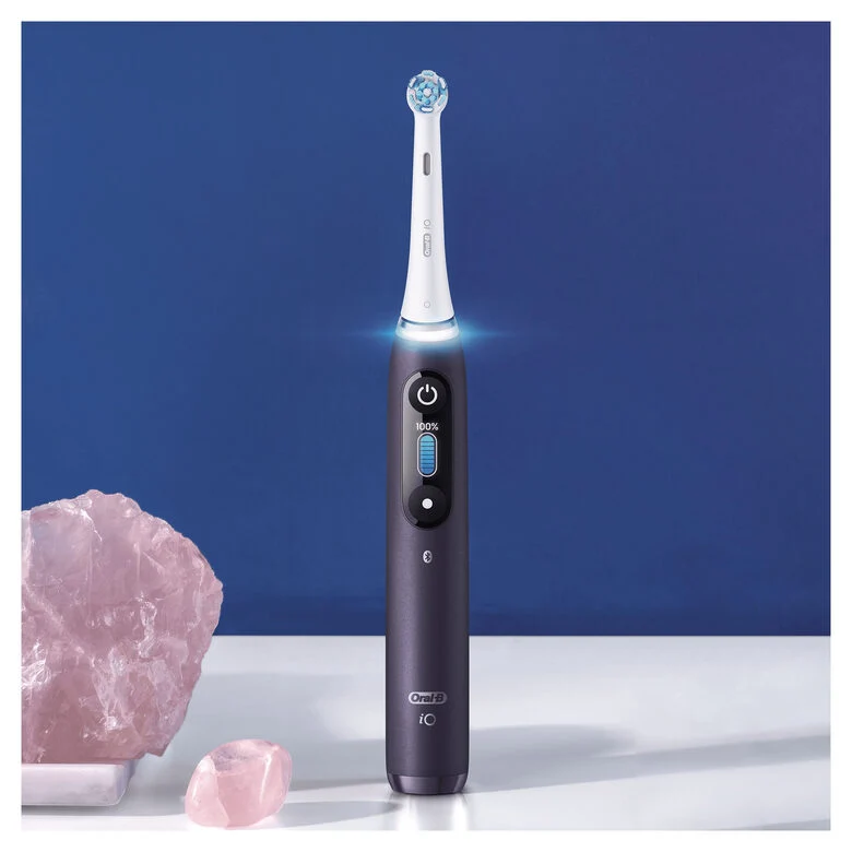 Oral-B iO - 8n - Spazzolino Elettrico Ricaricabile, 1 Spazzolino Viola Esclusivo Con Tecnologia Magnetica Rivoluzionaria, Display A Colori, 1 Testina, 1 Custodia Da Viaggio Premium