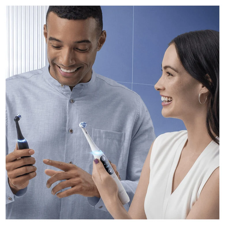 Oral-B iO - 8n - Spazzolino Elettrico Ricaricabile, 1 Spazzolino Viola Esclusivo Con Tecnologia Magnetica Rivoluzionaria, Display A Colori, 1 Testina, 1 Custodia Da Viaggio Premium