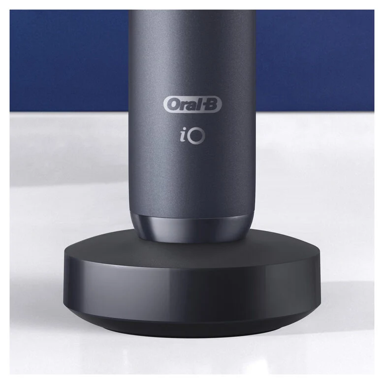 Oral-B iO - 8n - Spazzolino Elettrico Ricaricabile, 1 Spazzolino Nero Esclusivo Con Tecnologia Magnetica Rivoluzionaria, Display A Colori, 1 Testina, 1 Custodia Da Viaggio Premium