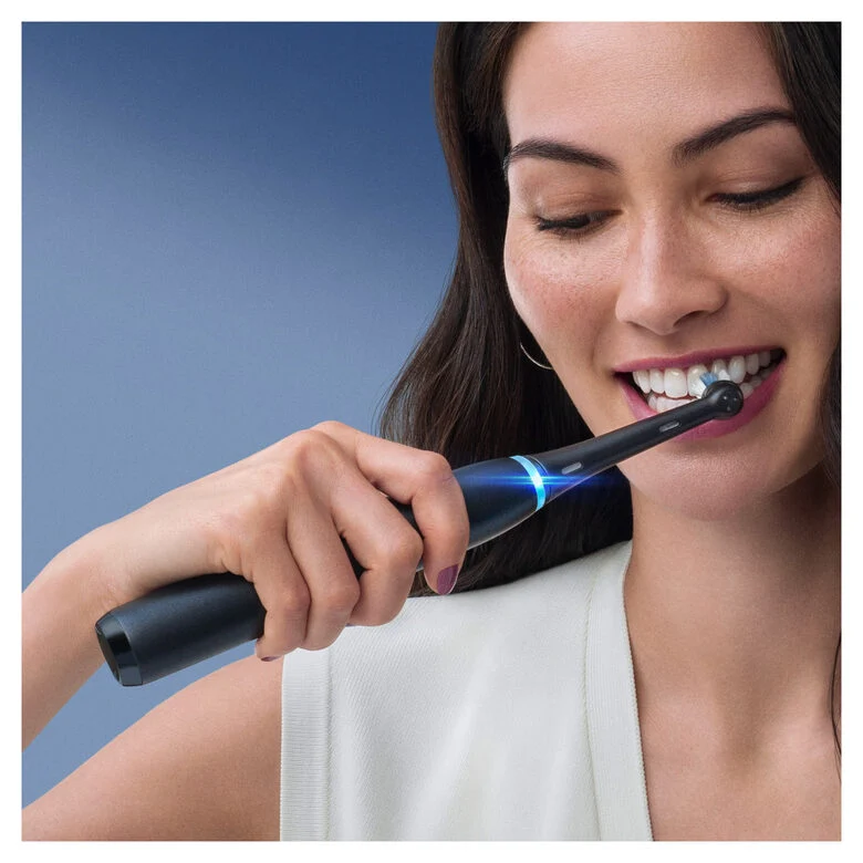 Oral-B iO - 8n - Spazzolino Elettrico Ricaricabile, 1 Spazzolino Nero Esclusivo Con Tecnologia Magnetica Rivoluzionaria, Display A Colori, 1 Testina, 1 Custodia Da Viaggio Premium