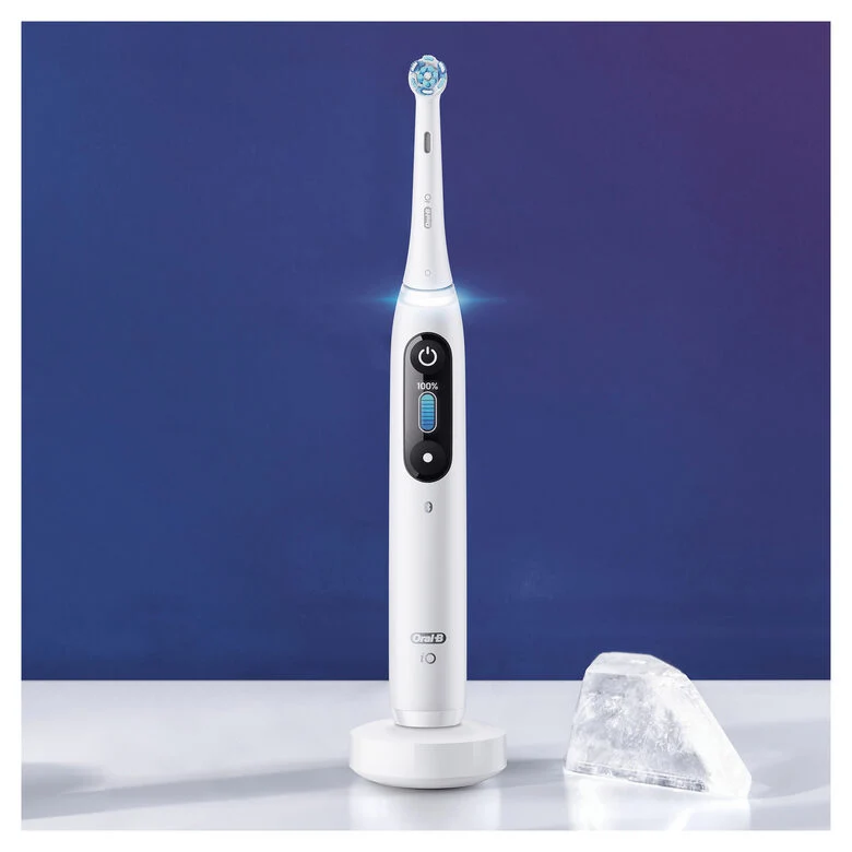 Oral-B iO - 8n - Spazzolino Elettrico Ricaricabile, 1 Spazzolino Bianco Esclusivo Con Tecnologia Magnetica Rivoluzionaria, Display A Colori, 1 Testina, 1 Custodia Da Viaggio Premium