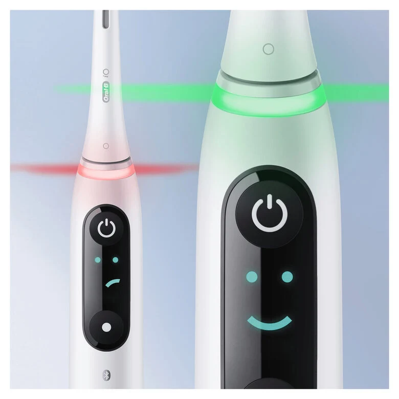 Oral-B iO - 8n - Spazzolino Elettrico Ricaricabile, 1 Spazzolino Bianco Esclusivo Con Tecnologia Magnetica Rivoluzionaria, Display A Colori, 1 Testina, 1 Custodia Da Viaggio Premium