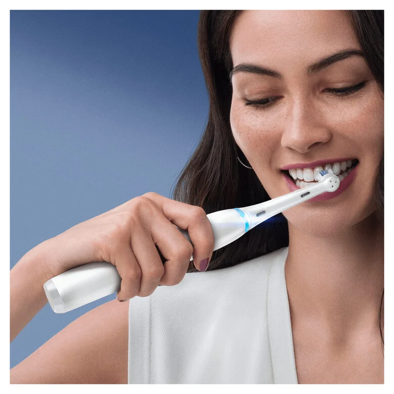 Oral-B iO - 8n - Spazzolino Elettrico Ricaricabile, 1 Spazzolino Bianco Esclusivo Con Tecnologia Magnetica Rivoluzionaria, Display A Colori, 1 Testina, 1 Custodia Da Viaggio Premium