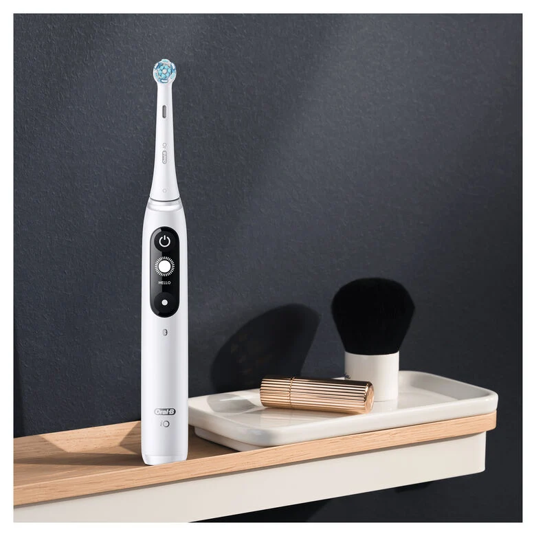 Oral-B iO - 7n - Spazzolino Elettrico Ricaricabile, 1 Spazzolino Bianco Esclusivo Con Tecnologia Magnetica Rivoluzionaria, Display In Bianco E Nero, 1 Testina, 1 Custodia Da Viaggio Premium