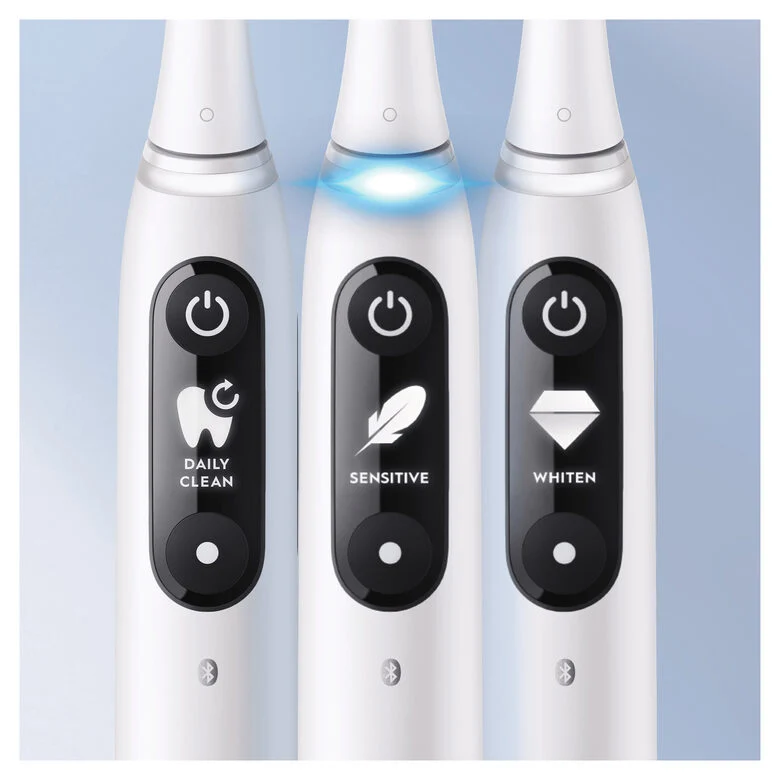 Oral-B iO - 7n - Spazzolino Elettrico Ricaricabile, 1 Spazzolino Bianco Esclusivo Con Tecnologia Magnetica Rivoluzionaria, Display In Bianco E Nero, 1 Testina, 1 Custodia Da Viaggio Premium