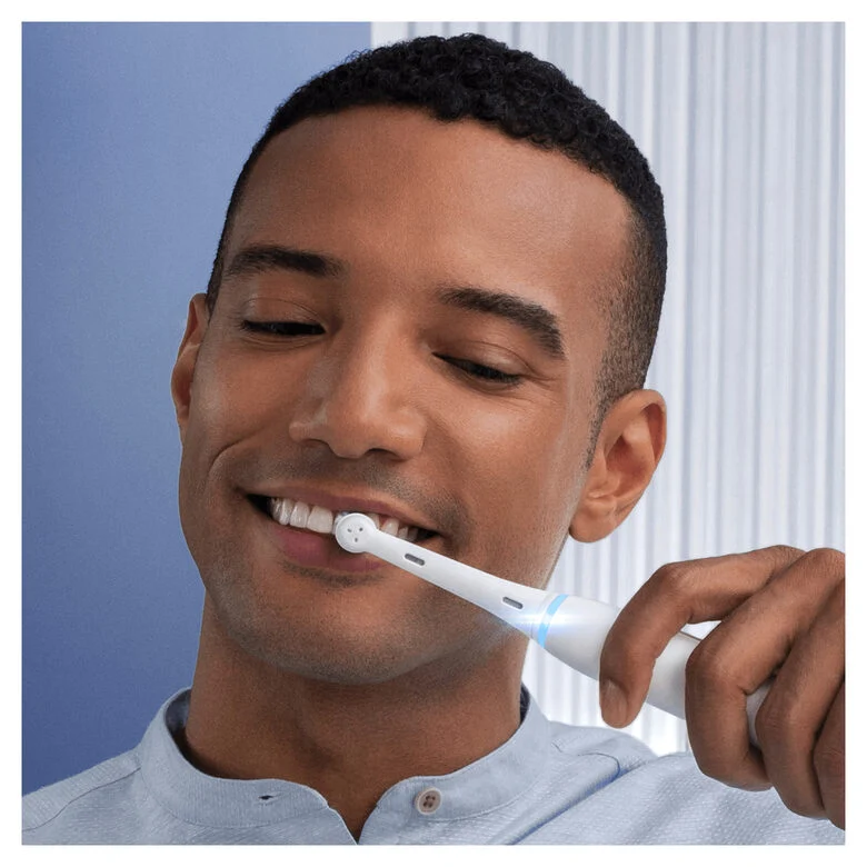 Oral-B iO - 7n - Spazzolino Elettrico Ricaricabile, 1 Spazzolino Bianco Esclusivo Con Tecnologia Magnetica Rivoluzionaria, Display In Bianco E Nero, 1 Testina, 1 Custodia Da Viaggio Premium