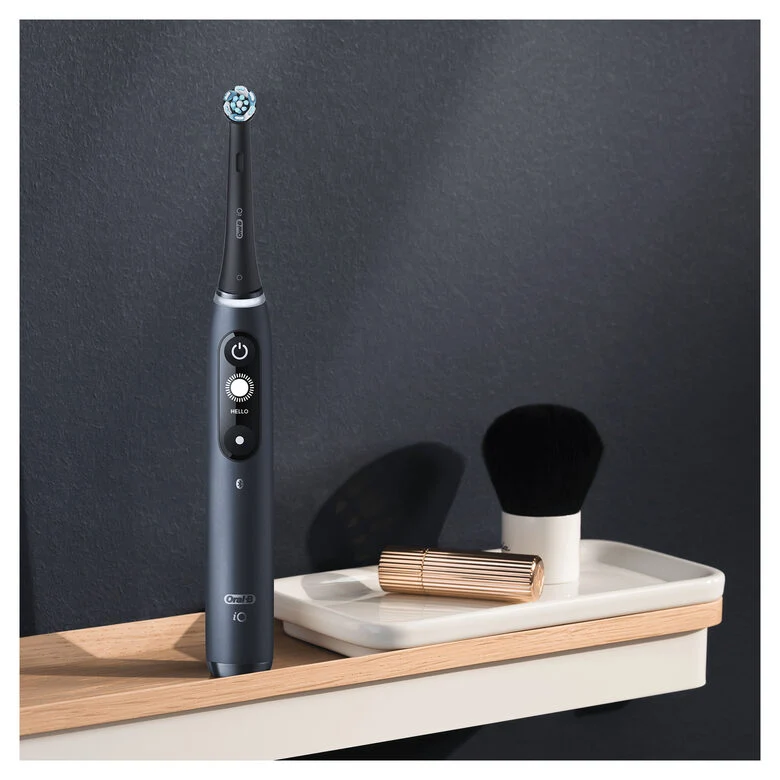Oral-B iO 7n Spazzolino Elettrico Ricaricabile Nero Esclusivo Con Tecnologia Magnetica Rivoluzionaria, Display In Bianco E Nero, 1 Testina, 1 Custodia Da Viaggio Premium, Designed By Braun