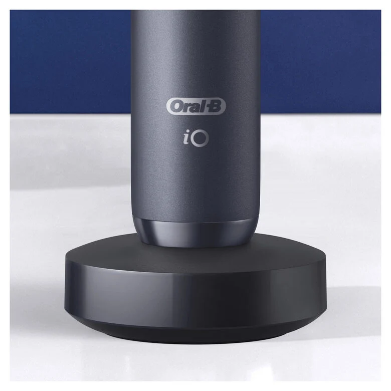 Oral-B iO 7n Spazzolino Elettrico Ricaricabile Nero Esclusivo Con Tecnologia Magnetica Rivoluzionaria, Display In Bianco E Nero, 1 Testina, 1 Custodia Da Viaggio Premium, Designed By Braun
