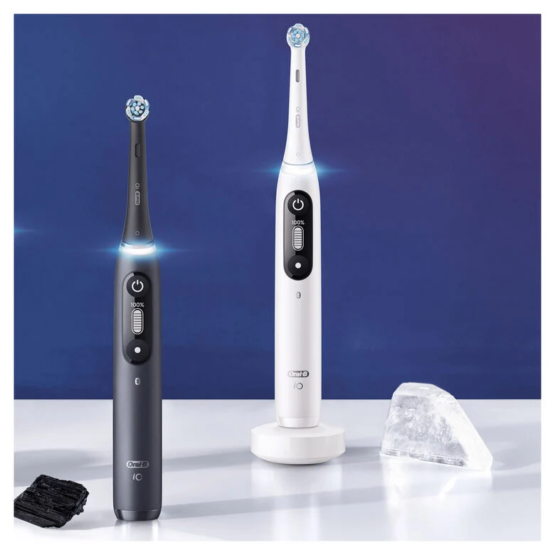 Oral-B iO 7n Spazzolino Elettrico Ricaricabile Nero Esclusivo Con Tecnologia Magnetica Rivoluzionaria, Display In Bianco E Nero, 1 Testina, 1 Custodia Da Viaggio Premium, Designed By Braun