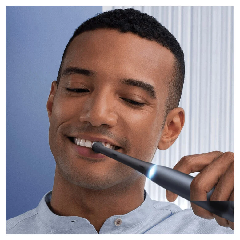 Oral-B iO 7n Spazzolino Elettrico Ricaricabile Nero Esclusivo Con Tecnologia Magnetica Rivoluzionaria, Display In Bianco E Nero, 1 Testina, 1 Custodia Da Viaggio Premium, Designed By Braun