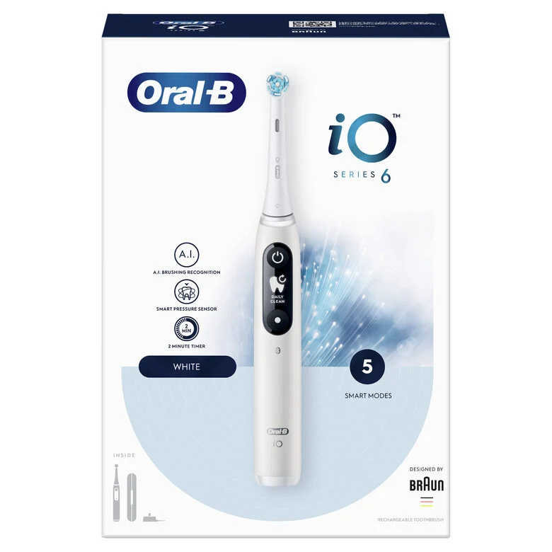 Oral-B iO - 6 - Spazzolino Elettrico Ricaricabile Bianco Con Display In Bianco E Nero, 1 Testina, 1 Custodia Da Viaggio
