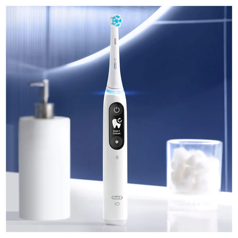 Oral-B iO - 6 - Spazzolino Elettrico Ricaricabile Bianco Con Display In Bianco E Nero, 1 Testina, 1 Custodia Da Viaggio