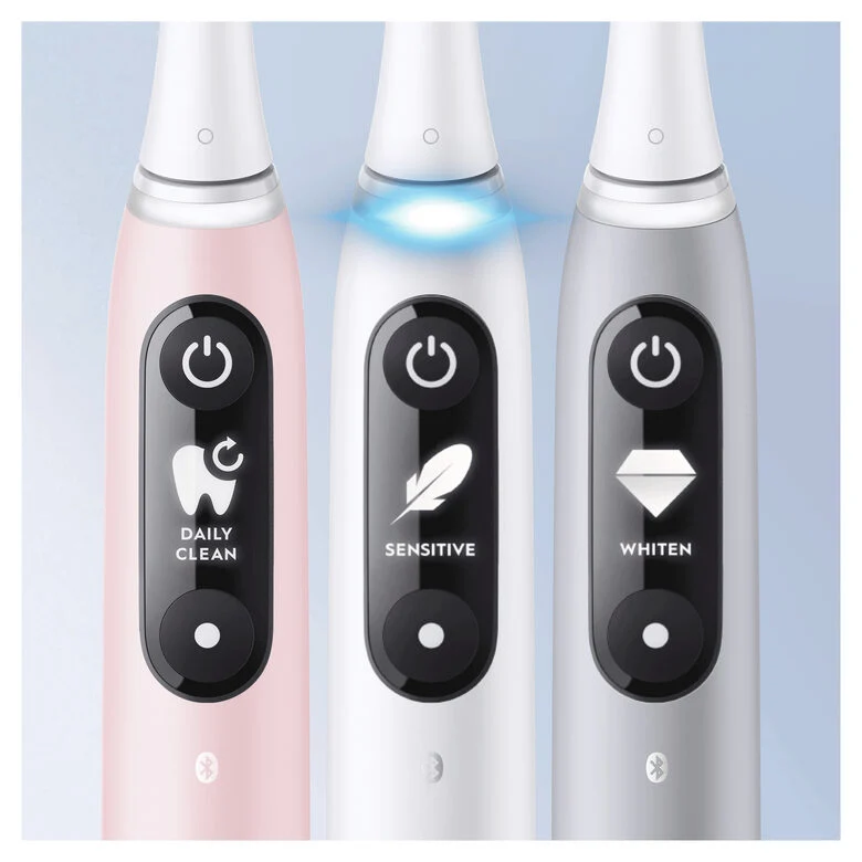 Oral-B iO - 6 - Spazzolino Elettrico Ricaricabile Bianco Con Display In Bianco E Nero, 1 Testina, 1 Custodia Da Viaggio