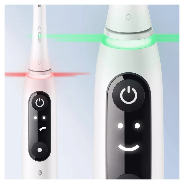 Oral-B iO - 6 - Spazzolino Elettrico Ricaricabile Bianco Con Display In Bianco E Nero, 1 Testina, 1 Custodia Da Viaggio