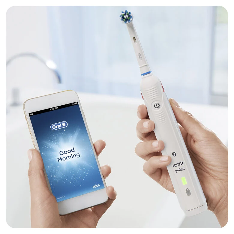 Oral-B Spazzolino Elettrico Ricaricabile Smart 5 5100S CrossAction, 1 Bianco Manico Connesso, 5 Modalità Tra Cui Sbiancante, Denti Sensibili E Protezione Gengive, 3 Testine Custodia da viagg