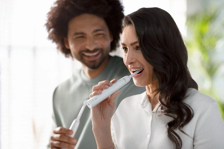 Philips 3100 series Sonicare Spazzolino Elettrico Sonico Bianco, con custodia da viaggio HX3673/13