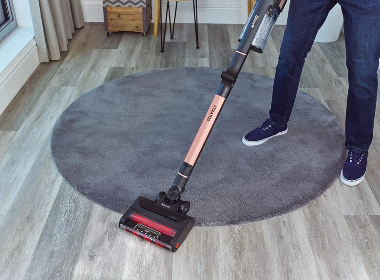 Shark Stratos Aspirapolvere a bastone 2 in 1 Batteria Secco Senza sacchetto Nero, Pesca