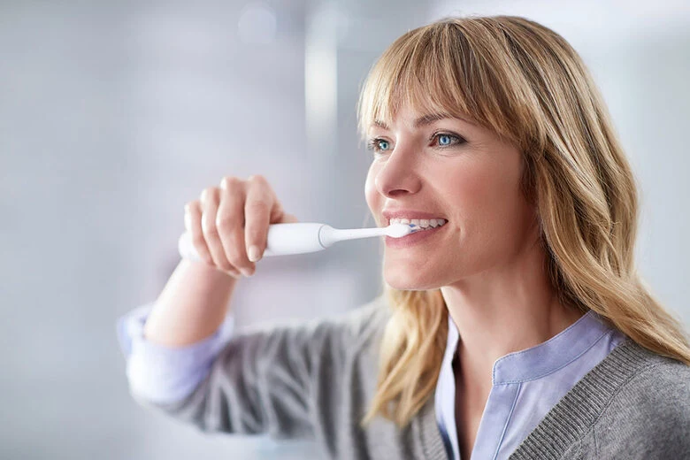 Philips Sonicare ProtectiveClean 5100 Spazzolino Elettrico Sonico Bianco, con custodia da viaggio HX6859/29