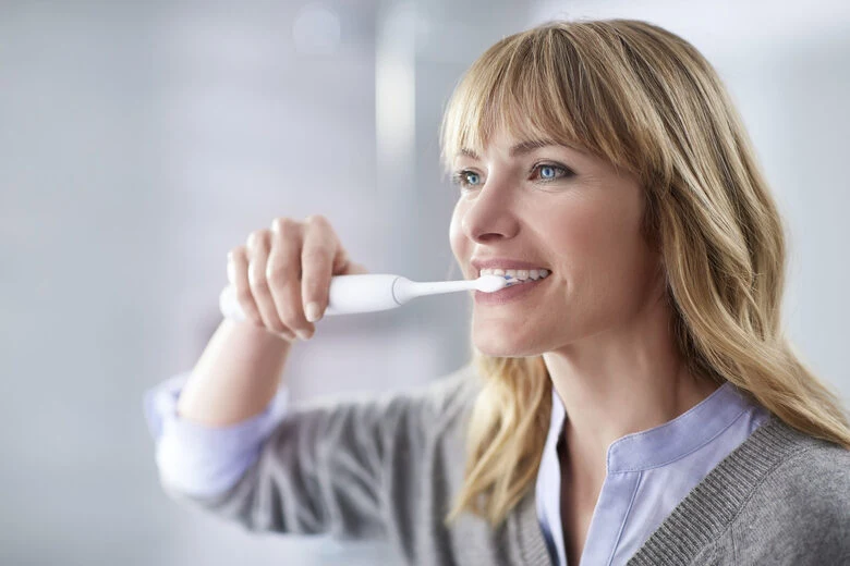 Philips Sonicare ProtectiveClean 5100 Spazzolino Elettrico Sonico Bianco, con custodia da viaggio HX6859/29