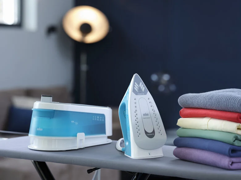 Braun CareStyle 1 - Ferro da stiro con caldaia, Piastra con tecnologia FreeGlide3D, 2400W, 1.5L, Bianco/Turchese (IS1013GR)